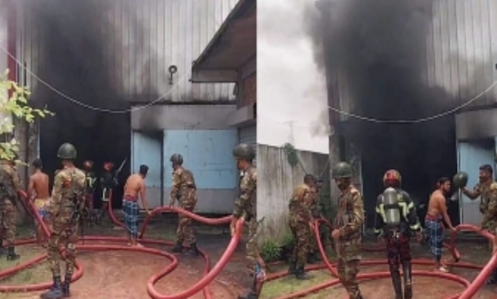 মানিকগঞ্জে প্লাস্টিক কারখানায় ভয়াবহ আগুন, ক্ষতির আশঙ্কা ৬০ কোটির বেশি