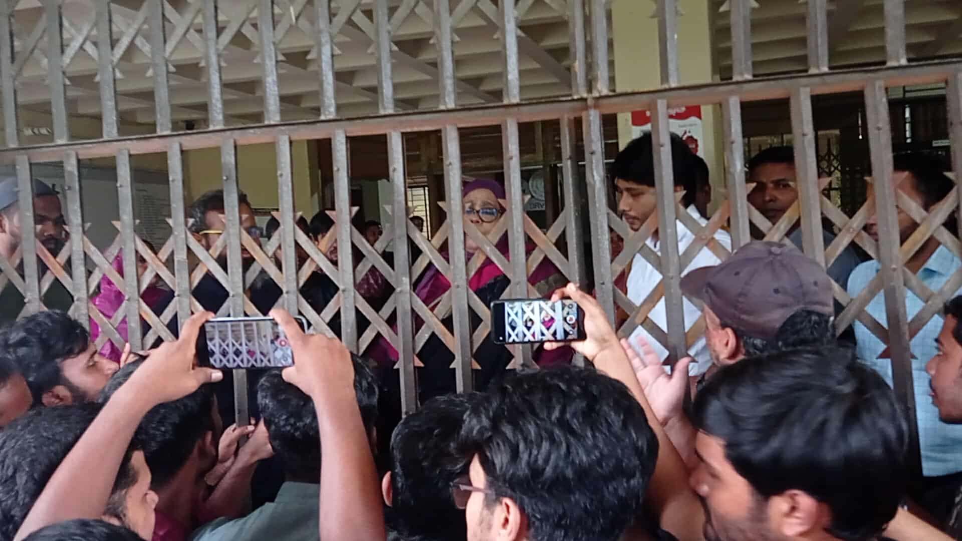 কুবিতে প্রশাসনিক ভবনে তালা, স্বৈরাচারী আচরণ বললেন উপ-উপাচার্য