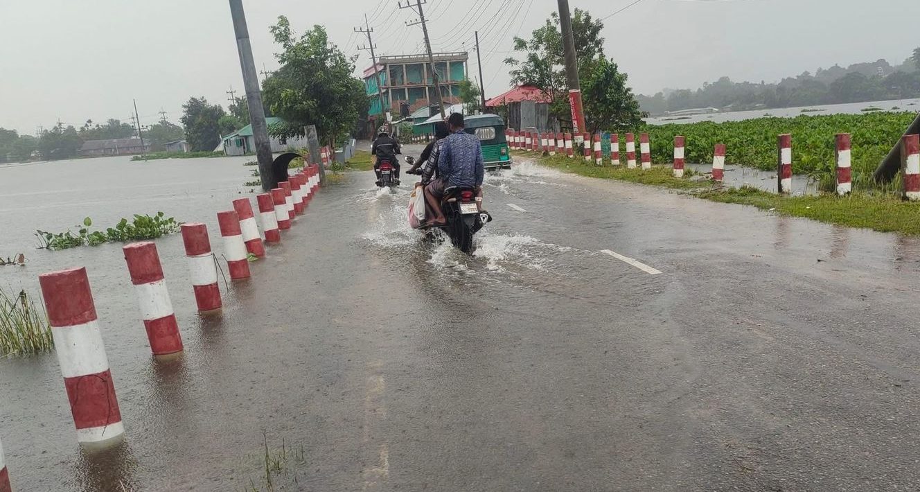 কাপ্তাই হ্রদের পানিতে প্লাবিত নিচু এলাকা, ভেদভেদী সড়কে ভারী যান চলাচলে নিষেধাজ্ঞা