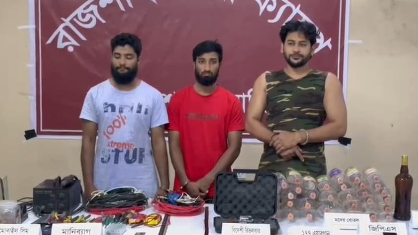 রাজশাহীতে সেনাবাহিনীর বিশেষ অভিযান: অস্ত্র-গোলাবারুদ উদ্ধার, আটক ৩