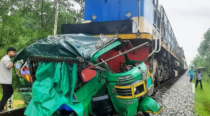 কক্সবাজারে ট্রেনের ধাক্কায় অটোরিকশা দুমড়ে-মুচড়ে, নিহত বেড়ে ৫