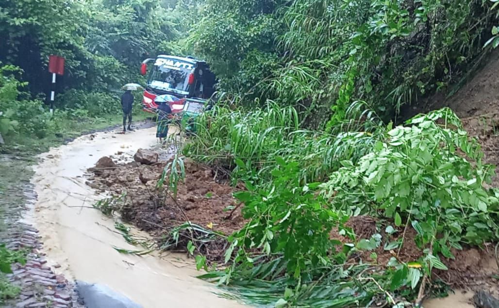পাহাড় ধস: বাঘাইছড়ির সঙ্গে খাগড়াছড়িসহ সারাদেশের সড়ক যোগাযোগ বন্ধ