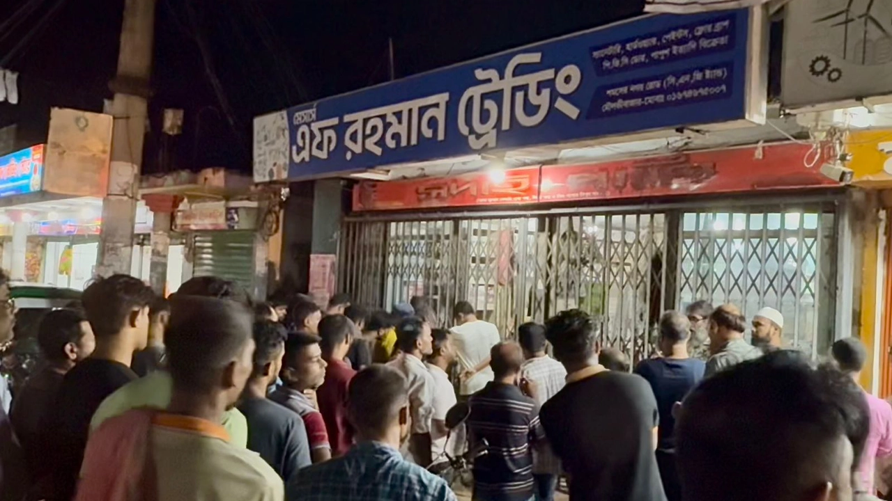 এফ রহমান ট্রেডিং-এর সামনে মানুষের ভীড়। ছবি: সংগৃহীত মৌলভীবাজারে দোকানে ঢুকে হার্ডওয়্যার ব্যবসায়ীকে কুপিয়ে হত্যা