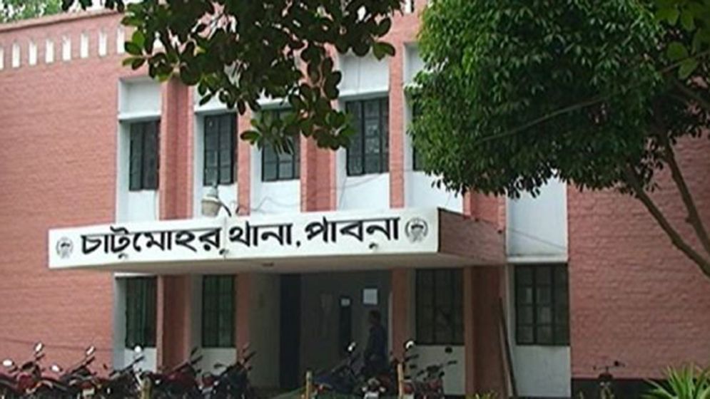 পাবনায় নিজের গলা নিজেই কেটে আত্মহত্যা করলেন বৃদ্ধা