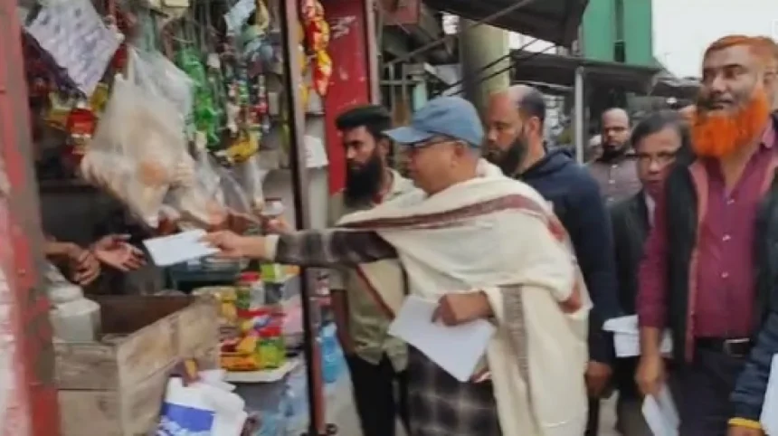 ২৩ ডিসেম্বর ২০২৩, ডামি নির্বাচন বর্জনে জনমত গড়ে তুলতে বাবলুর লিফলেট বিতরণ, ফাইল ছবি।