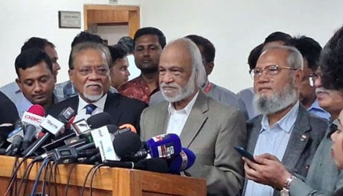 আগারগাঁওয়ে নির্বাচন কমিশন কার্যালয়ে সাংবাদিকদের ব্রিফিংকালে বিএনপি নেতা আবদুল মঈন খান