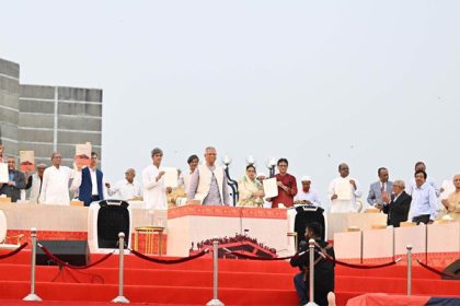 জুলাই জাতীয় সনদ স্বাক্ষর অনুষ্ঠানে প্রধান উপদেষ্টা ড. ইউনূসসহ রাজনৈতিক দলের নেতারা। ছবি - পিআইডি