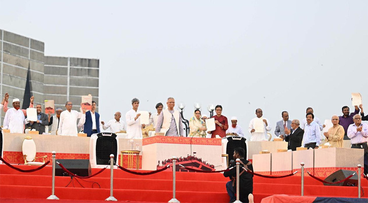 জুলাই জাতীয় সনদ স্বাক্ষর অনুষ্ঠানে প্রধান উপদেষ্টা ড. ইউনূসসহ রাজনৈতিক দলের নেতারা। ছবি - পিআইডি