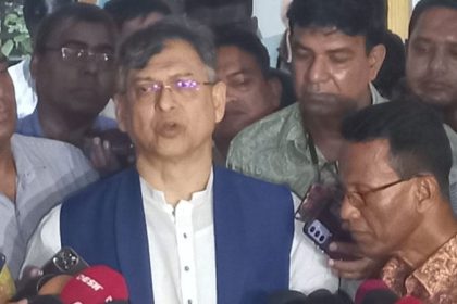 বিএনপির স্থায়ী কমিটির সদস্য সালাহউদ্দিন আহমদ সাংবাদিকদের সঙ্গে আলাপকালে। ছবি - ভিডিও থেকে