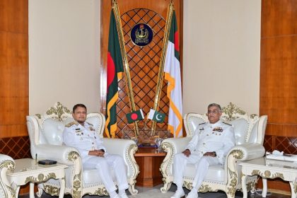 নৌবাহিনী সদর দপ্তরে পাকিস্তান নৌবাহিনী প্রধান এডমিরাল নাভিদ আশরাফ ও নৌবাহিনী প্রধান এডমিরাল এম নাজমুল হাসান, ছবি - আইএসপিআর।