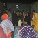 নিহতের বাড়িতে স্বজনদের শোকের মাতম। প্রতিবেশিদের ভীড়। শুক্রবার সন্ধ্যায় পাবনার আটঘরিয়ার রামচন্দ্রপুর এলাকায়।