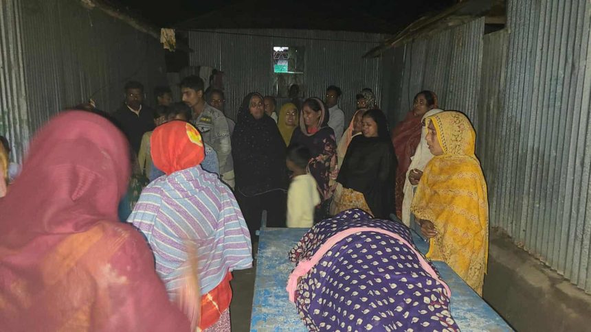 নিহতের বাড়িতে স্বজনদের শোকের মাতম। প্রতিবেশিদের ভীড়। শুক্রবার সন্ধ্যায় পাবনার আটঘরিয়ার রামচন্দ্রপুর এলাকায়।