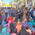 শিশু হাফসা হত্যায় জড়িতদের ফাঁসির দাবিতে অবরোধ করে বিক্ষোভ করছেন স্বজন এলাকাবাসী।