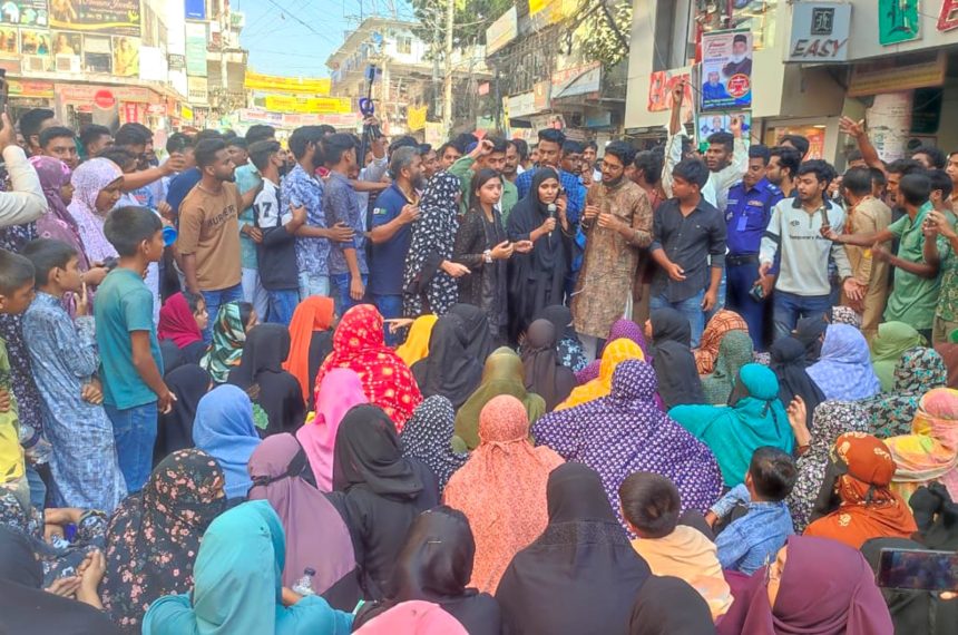 শিশু হাফসা হত্যায় জড়িতদের ফাঁসির দাবিতে অবরোধ করে বিক্ষোভ করছেন স্বজন এলাকাবাসী।