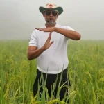 ‘রিভিউ’ আবেদনের ভঙ্গিতে ছবি, ছবি - সংগৃহীত।