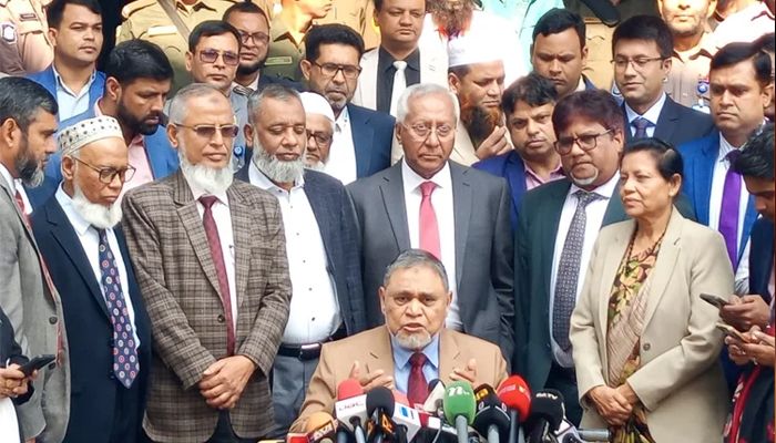 সিইসি এএমএম নাসির উদ্দিন দুপুরে তেজগাঁও মেইল প্রসেসিং সেন্টারে পোস্টাল ব্যালটের কার্যক্রম পরিদর্শন শেষে সাংবাদিকদের ব্রিফ করেন। ছবি: বাসস