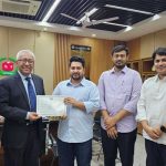 নিবন্ধন সার্টিফিকেট গ্রহণ করেছেন জাতীয় নাগরিক পার্টির আহ্বায়ক নাহিদ ইসলাম। ছবি : সংগৃহীত