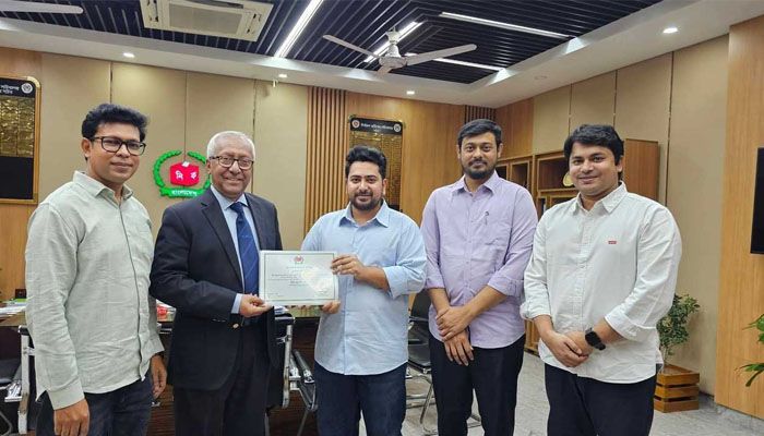 নিবন্ধন সার্টিফিকেট গ্রহণ করেছেন জাতীয় নাগরিক পার্টির আহ্বায়ক নাহিদ ইসলাম। ছবি : সংগৃহীত