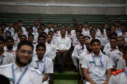 নিজের প্রাক্তন কলেজের শিক্ষার্থীদের সঙ্গে প্রধানমন্ত্রীর শুভেচ্ছা বিনিময়