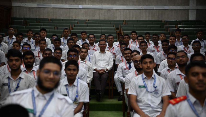 নিজের প্রাক্তন কলেজের শিক্ষার্থীদের সঙ্গে প্রধানমন্ত্রীর শুভেচ্ছা বিনিময়