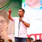 সোমবার বগুড়া শহরের আলতাফুন্নেছা খেলার মাঠে অনুষ্ঠিত জনসভায় প্রধানমন্ত্রী ও বিএনপি চেয়ারম্যান তারেক রহমান কথা বলেন। ছবি: পিএমও