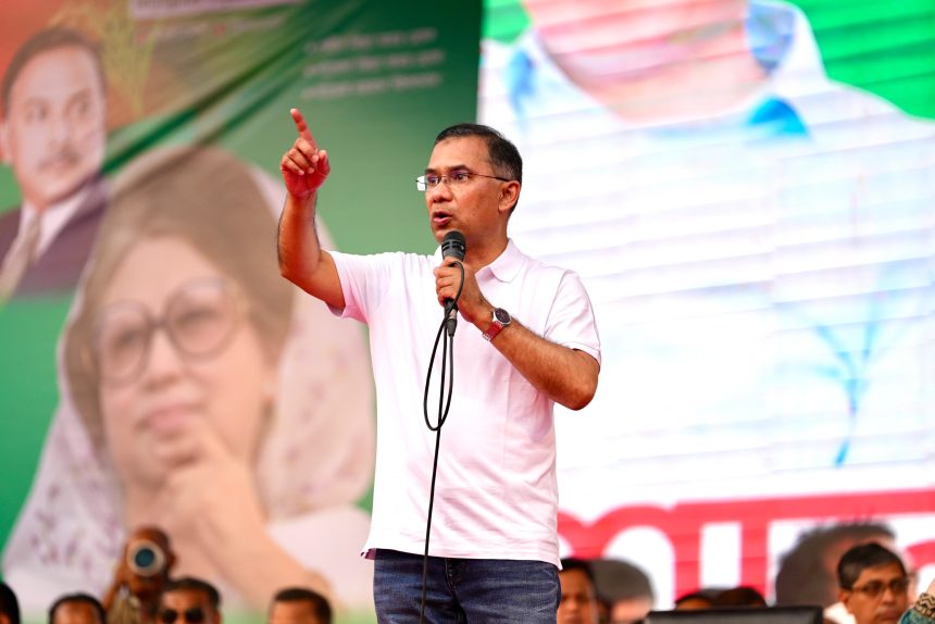 সোমবার বগুড়া শহরের আলতাফুন্নেছা খেলার মাঠে অনুষ্ঠিত জনসভায় প্রধানমন্ত্রী ও বিএনপি চেয়ারম্যান তারেক রহমান কথা বলেন। ছবি: পিএমও