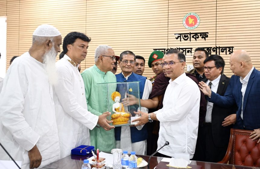 প্রধানমন্ত্রী তারেক রহমান আজ সচিবালয়ের মন্ত্রিপরিষদ বিভাগের জনপ্রশাসন সভাকক্ষে শুভ বৌদ্ধ পূর্ণিমা উপলক্ষে বৌদ্ধ সম্প্রদায়ের নেতৃবৃন্দের সঙ্গে শুভেচ্ছা বিনিময় করেন। ছবি : পিএমও