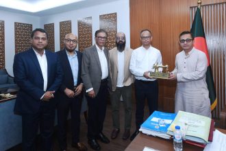 সচিবালয়ে বাণিজ্যমন্ত্রী খন্দকার আব্দুল মুক্তাদিরের সঙ্গে বিজিএমইএ সভাপতি মাহমুদ হাসান খানের নেতৃত্বে একটি প্রতিনিধি দল সৌজন্য সাক্ষাৎ করে। ছবি: বিজিএমইএ