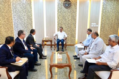 আজ দুপুরে বাংলাদেশ সচিবালয়ে প্রধানমন্ত্রী তারেক রহমানের সঙ্গে সৌজন্য সাক্ষাৎ করেন শেভরন কর্পোরেশনের একটি প্রতিনিধি দল। ছবি: প্রধানমন্ত্রীর কার্যালয়