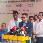 স্বাস্থ্য ও পরিবার কল্যাণ মন্ত্রী সরদার সাখাওয়াত হোসেন রোববার ঢাকার নবাবগঞ্জ উপজেলা স্বাস্থ্য কমপ্লেক্সে জরুরি টিকাদান কর্মসূচি উদ্বোধন করেন। ছবি : পিআইডি