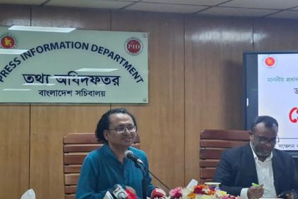 প্রধানমন্ত্রীর তথ্য উপদেষ্টা ডা. জাহেদ উর রহমান আজ বুধবার বাংলাদেশ সচিবালয়ে তথ্য অধিদপ্তরের সম্মেলন কক্ষে আয়োজিত এক প্রেস ব্রিফিংয়ে সরকারের বিভিন্ন কার্যক্রমের অগ্রগতি তুলে ধরেন। ছবি: সংগৃহীত