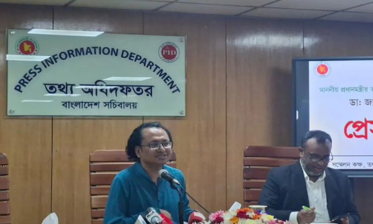 প্রধানমন্ত্রীর তথ্য উপদেষ্টা ডা. জাহেদ উর রহমান আজ বুধবার বাংলাদেশ সচিবালয়ে তথ্য অধিদপ্তরের সম্মেলন কক্ষে আয়োজিত এক প্রেস ব্রিফিংয়ে সরকারের বিভিন্ন কার্যক্রমের অগ্রগতি তুলে ধরেন। ছবি: সংগৃহীত