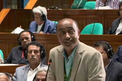 রোববার জাতীয় সংসদে পয়েন্ট অব অর্ডারে দাঁড়িয়ে ঢাকা-১৪ আসনের সংসদ সদস্য ব্যারিস্টার মীর আহমদ বিন কাসেমের বক্তব্যের জবাব দেন আইনমন্ত্রী মো. আসাদুজ্জামান। ছবি: ভিডিও থেকে নেওয়া