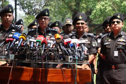 নববর্ষ উৎসব উদযাপনে র‌্যাবের নিরাপত্তা ব্যবস্থা পরিদর্শন শেষে সংবাদ সম্মেলন করেন র‍্যাব মহাপরিচালক আহসান হাবীব পলাশ। ছবি: সংগৃহীত।