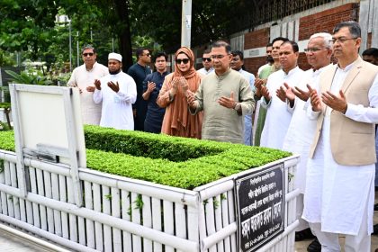 পবিত্র ঈদুল আযহার নামাজ আদায়ের পর বাবা শহীদ রাষ্ট্রপতি জিয়াউর রহমান, মা সাবেক প্রধানমন্ত্রী বেগম খালেদা জিয়া এবং ছোট ভাই আরাফাত রহমান কোকোর কবর জিয়ারত করেছেন প্রধানমন্ত্রী তারেক রহমান।