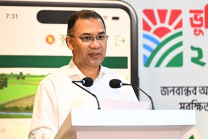প্রধানমন্ত্রী তারেক রহমান আজ মঙ্গলবার রাজধানীর তেজগাঁওয়ে ভূমি ভবনে ‘ভূমিসেবা মেলা-২০২৬’ এর উদ্বোধন শেষে কথা বলেন। ছবি: পিএমও