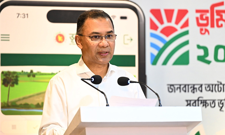 প্রধানমন্ত্রী তারেক রহমান আজ মঙ্গলবার রাজধানীর তেজগাঁওয়ে ভূমি ভবনে ‘ভূমিসেবা মেলা-২০২৬’ এর উদ্বোধন শেষে কথা বলেন। ছবি: পিএমও