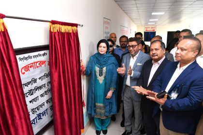 মঙ্গলবার প্রধানমন্ত্রীর সহধর্মিণী ও বিশিষ্ট চিকিৎসক ডা. জুবাইদা রহমান কুর্মিটোলা জেনারেল হাসপাতালের প্যাথলজি প্যাভিলিয়ন, গ্যাস্ট্রোলিভার সেন্টার ও ৫০ শয্যা আইসিইউ’র উদ্বোধন করেন। ছবি : বাসস