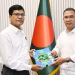 প্রধানমন্ত্রী তারেক রহমানের কাছে আজ বিকেলে সচিবালয়ে তাঁর দফতরে ২০২১-২২ অর্থবছরের অডিট রিপোর্ট পেশ করেন মহা হিসাব-নিরীক্ষক ও নিয়ন্ত্রক মো. নূরুল ইসলাম। ছবি : প্রধানমন্ত্রীর কার্যালয়