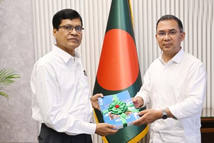 প্রধানমন্ত্রী তারেক রহমানের কাছে আজ বিকেলে সচিবালয়ে তাঁর দফতরে ২০২১-২২ অর্থবছরের অডিট রিপোর্ট পেশ করেন মহা হিসাব-নিরীক্ষক ও নিয়ন্ত্রক মো. নূরুল ইসলাম। ছবি : প্রধানমন্ত্রীর কার্যালয়