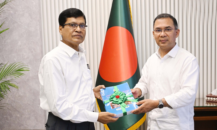 প্রধানমন্ত্রী তারেক রহমানের কাছে আজ বিকেলে সচিবালয়ে তাঁর দফতরে ২০২১-২২ অর্থবছরের অডিট রিপোর্ট পেশ করেন মহা হিসাব-নিরীক্ষক ও নিয়ন্ত্রক মো. নূরুল ইসলাম। ছবি : প্রধানমন্ত্রীর কার্যালয়