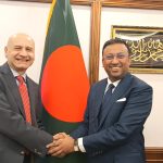 প্রধানমন্ত্রীর কার্যালয়ের তেজগাঁও কার্যালয়ে প্রধানমন্ত্রীর পররাষ্ট্রবিষয়ক উপদেষ্টা হুমায়ুন কবিরের সঙ্গে বাংলাদেশে ইতালির রাষ্ট্রদূত আন্তনিও আলেসান্দ্রোর বৈঠক অনুষ্ঠিত হয়। ছবি: মন্ত্রণালয়