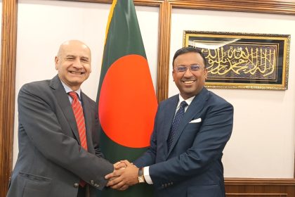 প্রধানমন্ত্রীর কার্যালয়ের তেজগাঁও কার্যালয়ে প্রধানমন্ত্রীর পররাষ্ট্রবিষয়ক উপদেষ্টা হুমায়ুন কবিরের সঙ্গে বাংলাদেশে ইতালির রাষ্ট্রদূত আন্তনিও আলেসান্দ্রোর বৈঠক অনুষ্ঠিত হয়। ছবি: মন্ত্রণালয়