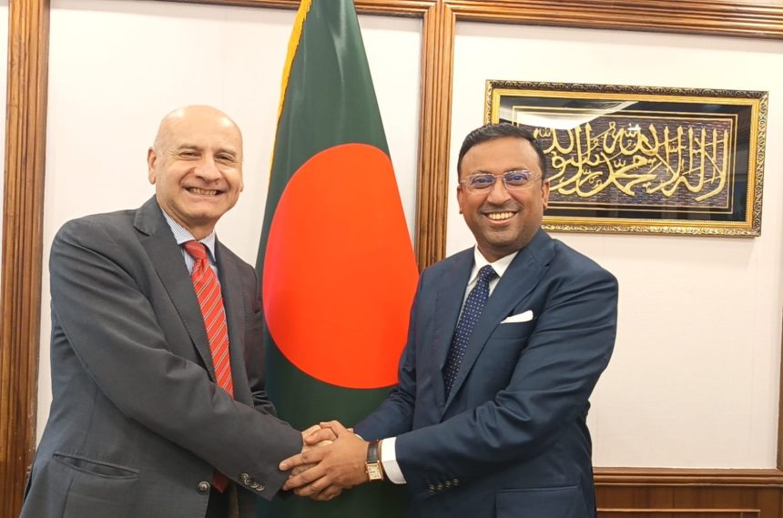 প্রধানমন্ত্রীর কার্যালয়ের তেজগাঁও কার্যালয়ে প্রধানমন্ত্রীর পররাষ্ট্রবিষয়ক উপদেষ্টা হুমায়ুন কবিরের সঙ্গে বাংলাদেশে ইতালির রাষ্ট্রদূত আন্তনিও আলেসান্দ্রোর বৈঠক অনুষ্ঠিত হয়। ছবি: মন্ত্রণালয়