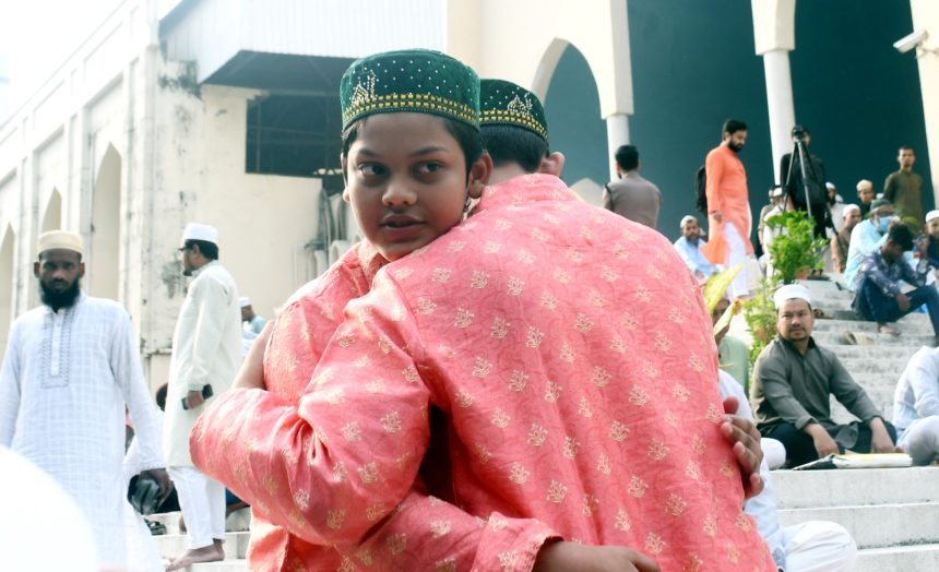 যথাযোগ্য মর্যাদা, ধর্মীয় ভাবগাম্ভীর্য এবং ত্যাগের মহিমায় রাজধানীসহ সারাদেশে ঈদুল আযহা উদযাপিত হয়েছে। মুসলিম উম্মাহর দ্বিতীয় বৃহত্তম উৎসব হচ্ছে ঈদুল আযহা যা কোরবানির ঈদ হিসেবেও সমাদৃত। যুগ যুগ ধরে এই ঈদ ধর্মপ্রাণ মুসলমানদের ত্যাগের আদর্শে উদ্ভাসিত করে আসছে।