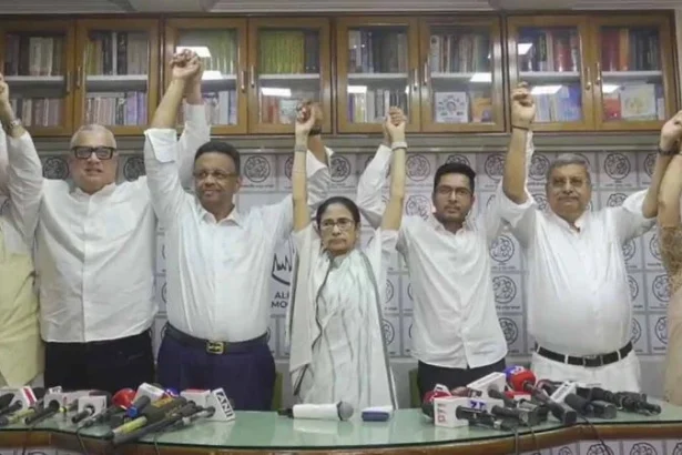 সংবাদ সম্মেলনে মমতা বন্দ্যোপাধ্যায়সহ তৃণমূলের অন্য নেতারা। ছবি: আনন্দবাজার পত্রিকা
