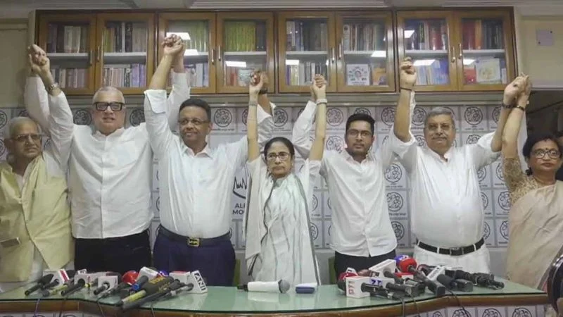 সংবাদ সম্মেলনে মমতা বন্দ্যোপাধ্যায়সহ তৃণমূলের অন্য নেতারা। ছবি: আনন্দবাজার পত্রিকা