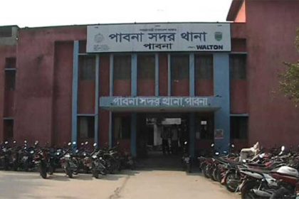 পাবনায় আবাসিক হোটেলে অজ্ঞাত নারীর গলাকাটা লাশ