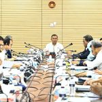 বৃহস্পতিবার সন্ধ্যায় বাংলাদেশ সচিবালয়ের মন্ত্রিপরিষদ বিভাগের জনপ্রশাসন সভাকক্ষে প্রধানমন্ত্রী তারেক রহমানের সভাপতিত্বে সভাটি অনুষ্ঠিত হয়। ছবি: পিএমও