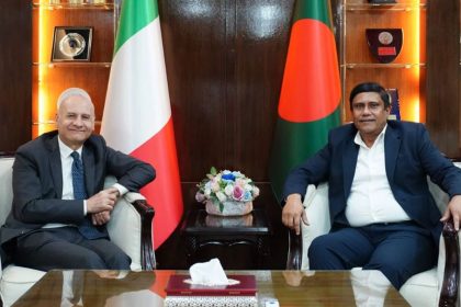 মঙ্গলবার প্রধানমন্ত্রীর প্রতিরক্ষা উপদেষ্টা ব্রিগেডিয়ার জেনারেল ড. এ কে এম শামছুল ইসলামের সঙ্গে ঢাকায় নিযুক্ত ইতালির রাষ্ট্রদূত আন্তোনিও আলেসান্দ্রোর সৌজন্য সাক্ষাৎ। ছবি : বাসস